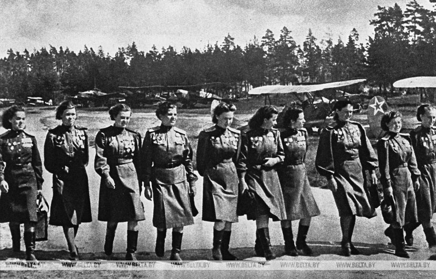 Летчицы 46-го гвардейского Таманского женского ночного бомбардировочного полка, 1944 год