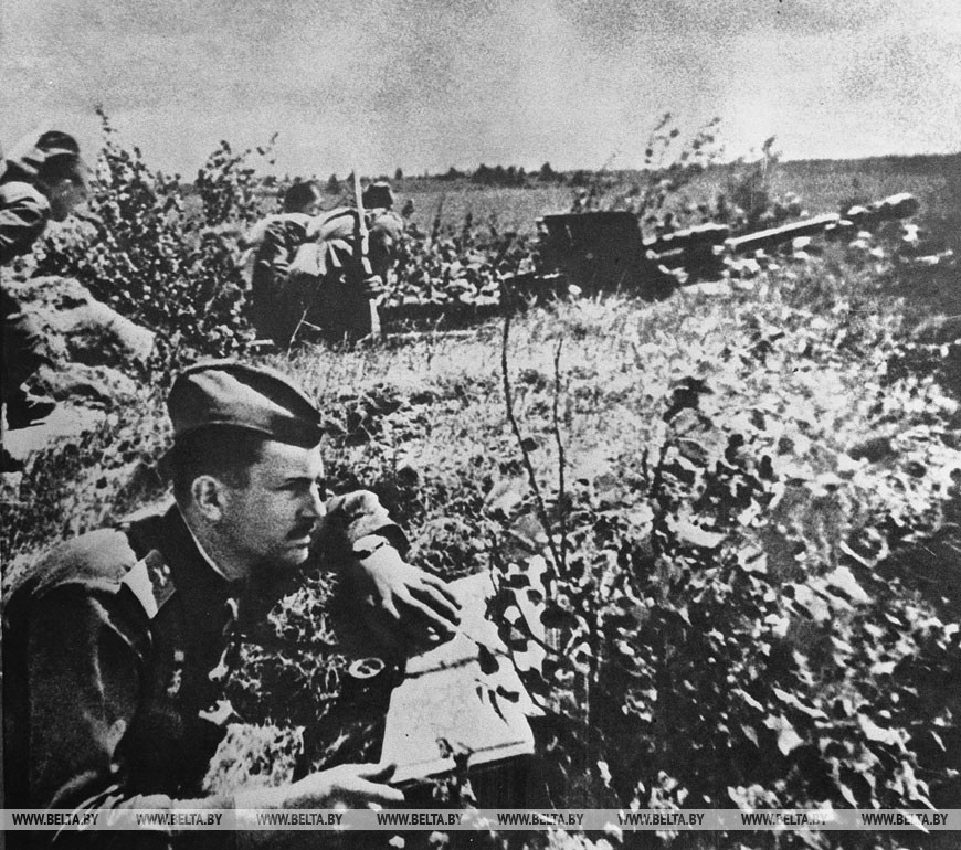 Операция "Багратион". На огневой позиции батареи старшего лейтенанта А.Смирнова, 1944 год