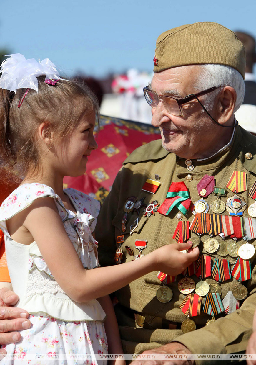 Ветеран войны Анатолий Ковалев с правнучкой Дашей, 2012 год