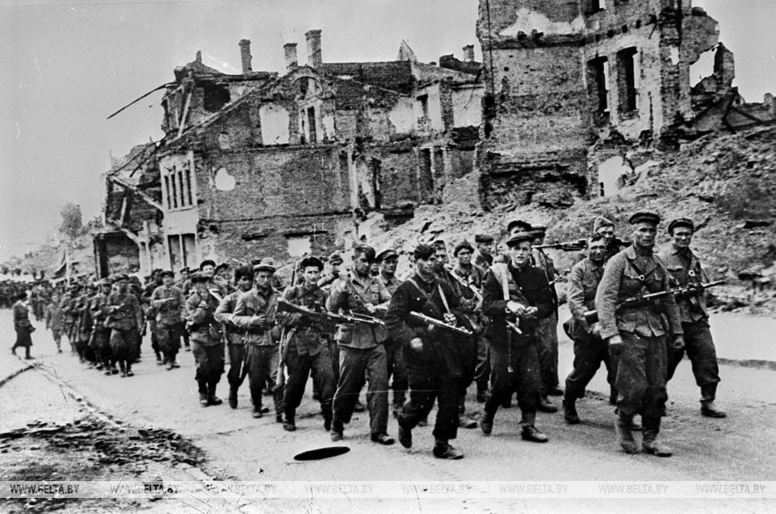 Белорусские партизаны входят в освобожденный от немецких оккупантов Минск