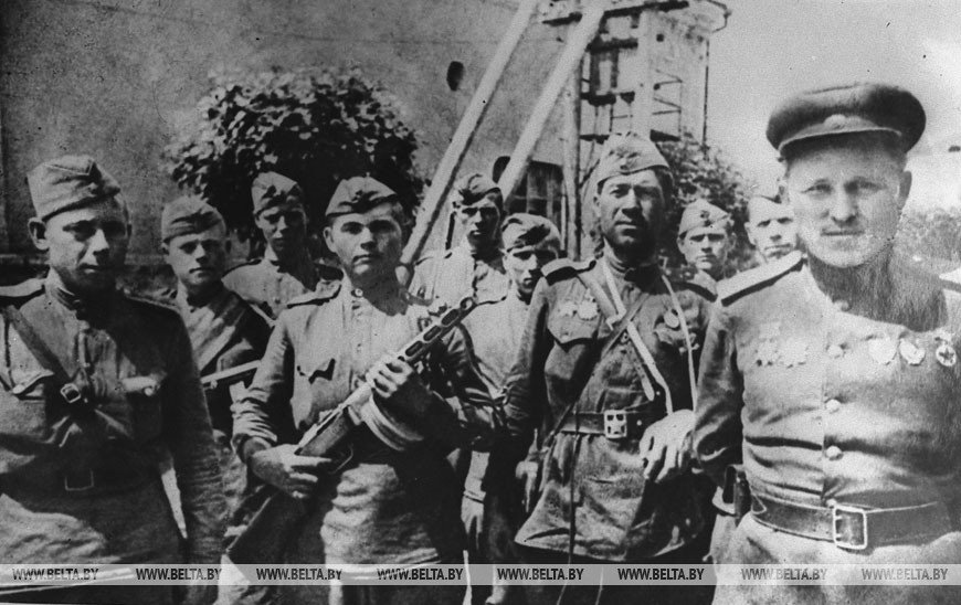 В освобожденном Бобруйске. Бойцы и офицеры передового отряда. С автоматом стоит бобруйчанин А.С.Мордуев