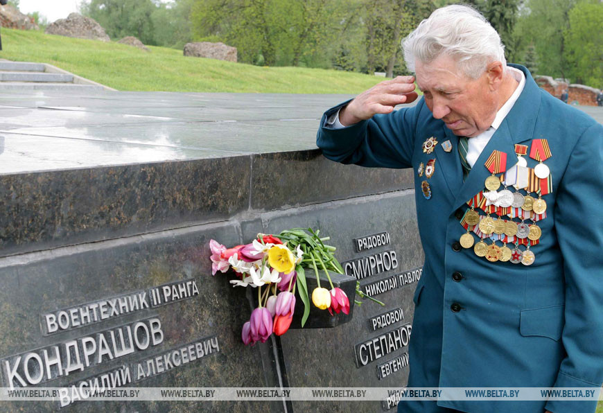 Ветеран Бороис Байбаков в составе 1-го Белорусского фронта кавалеристом дошел до Берлина. Брестская крепость, 2004 год