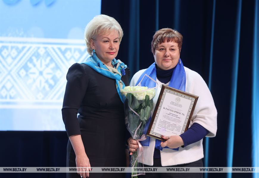 Ирина Костевич и заведующая отделением пребывания для граждан пожилого возраста Кричевского районного центра социального обслуживания населения Галина Кирпичева