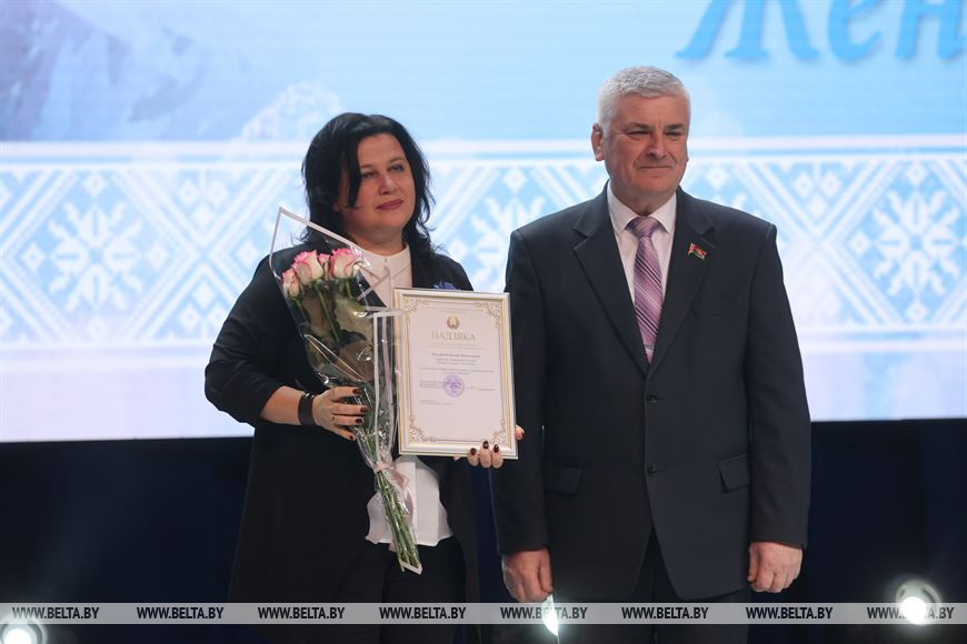 Валентин Семеняко и директор Дворца искусств Солигорска Оксана Куклицкая