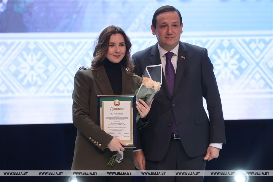 Специальный корреспондент газеты "СБ. Беларусь Сегодня" Светлана Исаенок и министр информации Владимир Перцов