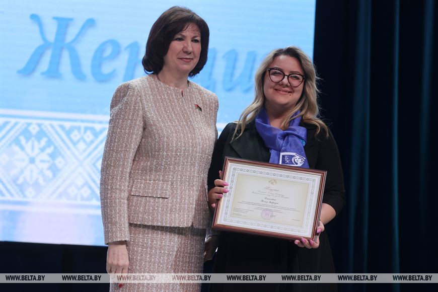 Наталья Кочанова и член первичной организации БСЖ Витебского государственного медицинского университета Ольга Данилова