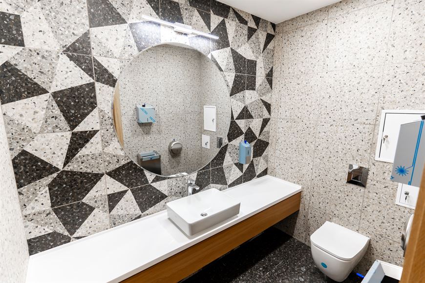 В каждом доме на первом этаже есть санитарная комната В каждом доме на первом этаже есть санитарная комната