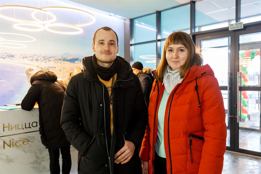 Илья и Виктория рады новогоднему подарку в виде ключей от квартиры Илья и Виктория рады новогоднему подарку в виде ключей от квартиры