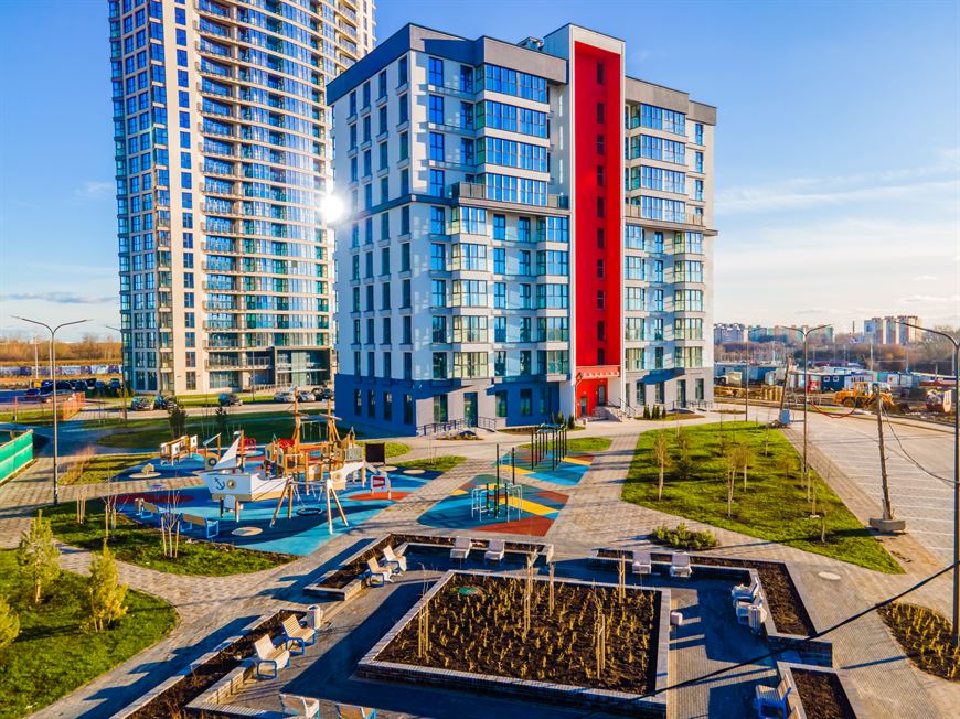 Рядом с домом яркие спортивные и детские площадки Рядом с домом яркие спортивные и детские площадки