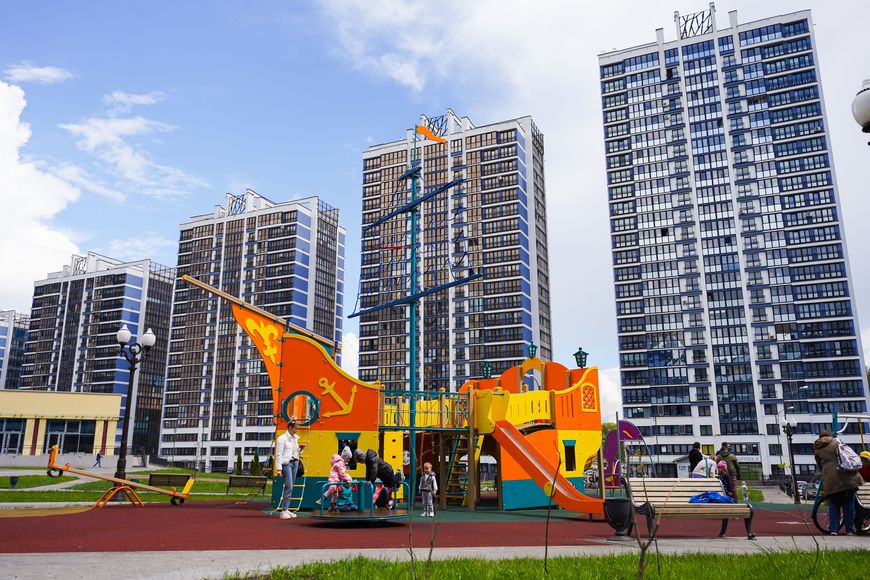 Детская площадка возле "Марин" в квартале "Эмиратс" Детская площадка возле "Марин" в квартале "Эмиратс"