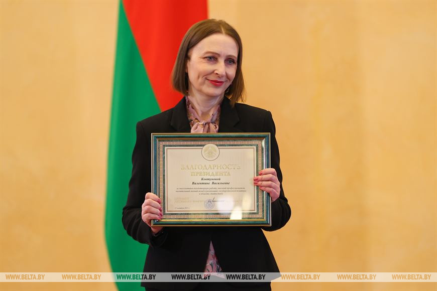 Роман Головченко вручил награду начальнику отдела статистики промышленности, науки и инноваций, окружающей среды главного статистического управления г.Минска Валентине Ковтуновой Роман Головченко вручил награду начальнику отдела статистики промышленности, науки и инноваций, окружающей среды главного статистического управления г.Минска Валентине Ковтуновой