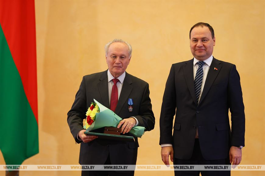 Роман Головченко вручил награду руководителю кафедры белорусского языкознания БГУ Николаю Пригодичу Роман Головченко вручил награду руководителю кафедры белорусского языкознания БГУ Николаю Пригодичу