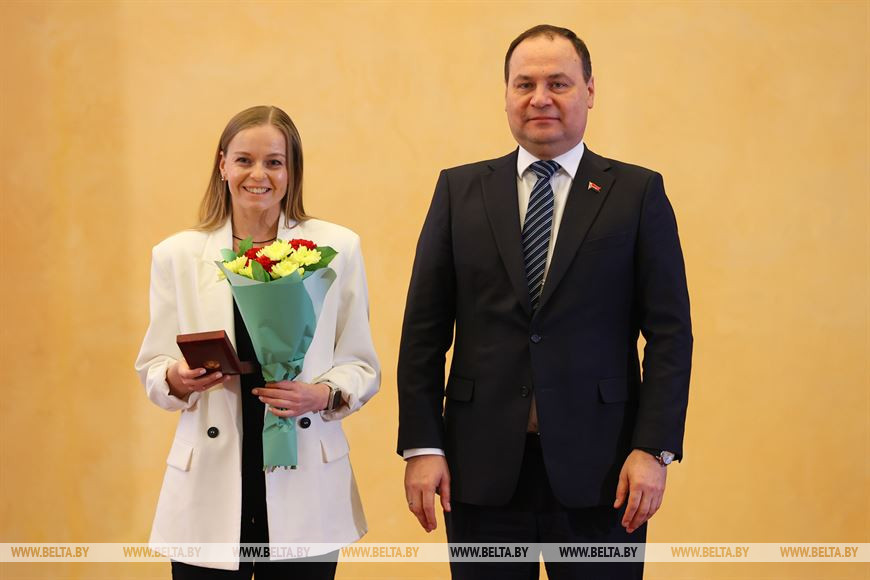 Роман Головченко вручил награду артистке балета ансамбля "Хорошки" Евгении Соколиковой Роман Головченко вручил награду артистке балета ансамбля "Хорошки" Евгении Соколиковой