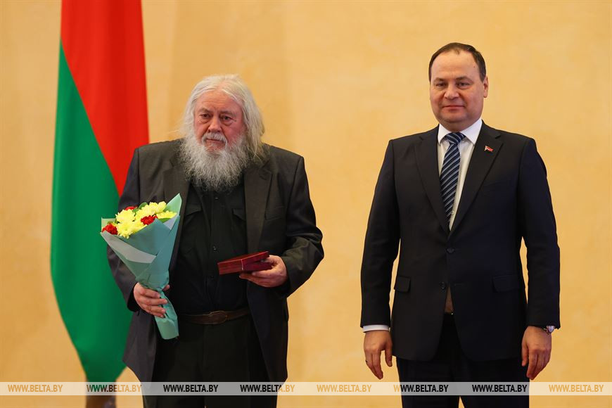 Роман Головченко вручил награду начальнику студии изобразительного искусства Дворца культуры МТЗ Владимиру Ткаченко Роман Головченко вручил награду начальнику студии изобразительного искусства Дворца культуры МТЗ Владимиру Ткаченко