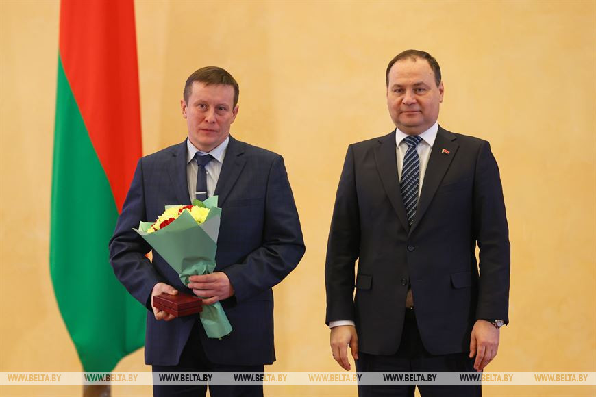 Роман Головченко вручил награду мастеру завода железобетонных изделий Андрею Шлопаку Роман Головченко вручил награду мастеру завода железобетонных изделий Андрею Шлопаку