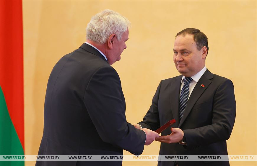 Роман Головченко вручил награду врачу-анестезиологу-реаниматологу 10-й городской клинической больницы г.Минска Константину Макаренко Роман Головченко вручил награду врачу-анестезиологу-реаниматологу 10-й городской клинической больницы г.Минска Константину Макаренко