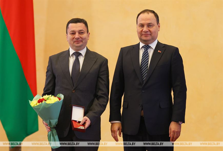 Роман Головченко вручает награду генеральному директору "Стройтреста №4" Анатолию Ведерчику Роман Головченко вручает награду генеральному директору "Стройтреста №4" Анатолию Ведерчику
