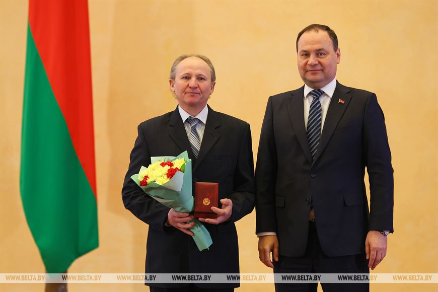Роман Головченко вручил награду плотнику строительного предприятия "Строительное управление №22" Михаилу Грекову Роман Головченко вручил награду плотнику строительного предприятия "Строительное управление №22" Михаилу Грекову
