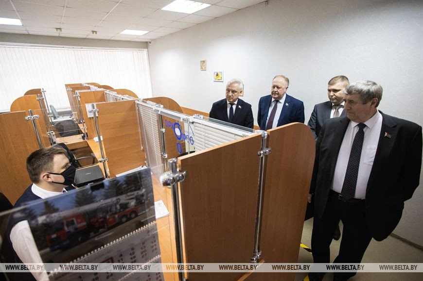Перед началом заседания его участники ознакомились с работой службы "Одно окно" администрации Московского района