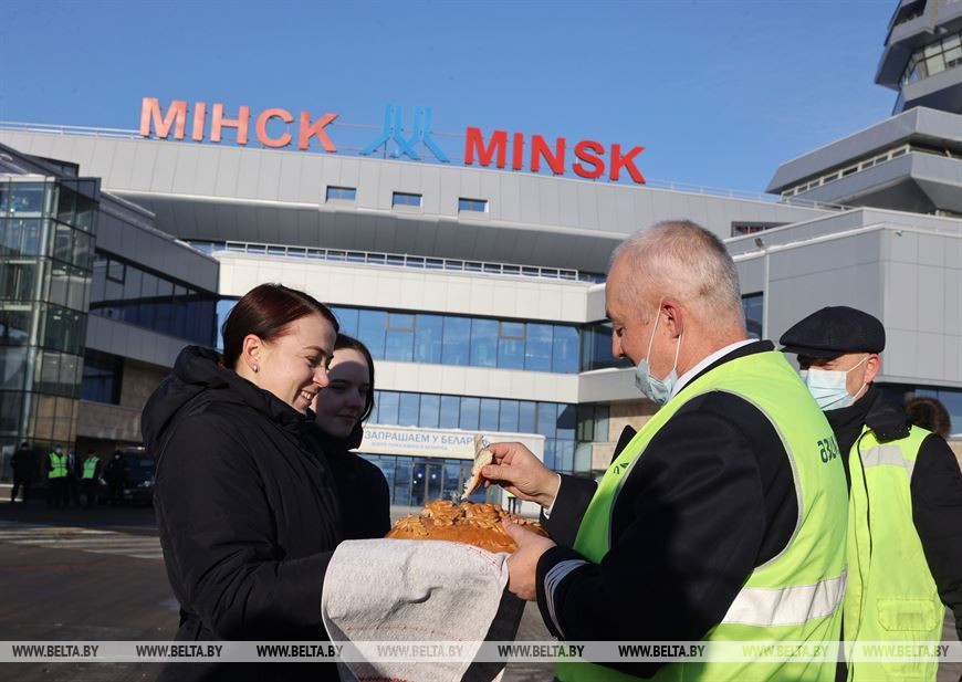 Капитана воздушного судна Александра Бурлаченко встречают хлебом-солью Капитана воздушного судна Александра Бурлаченко встречают хлебом-солью