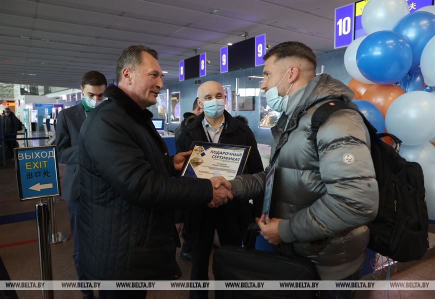 Генеральный директор РУП "Национальный аэропорт Минск" Вячеслав Хоронеко поздравляет первого пассажира Михаила Островского Генеральный директор РУП "Национальный аэропорт Минск" Вячеслав Хоронеко поздравляет первого пассажира Михаила Островского