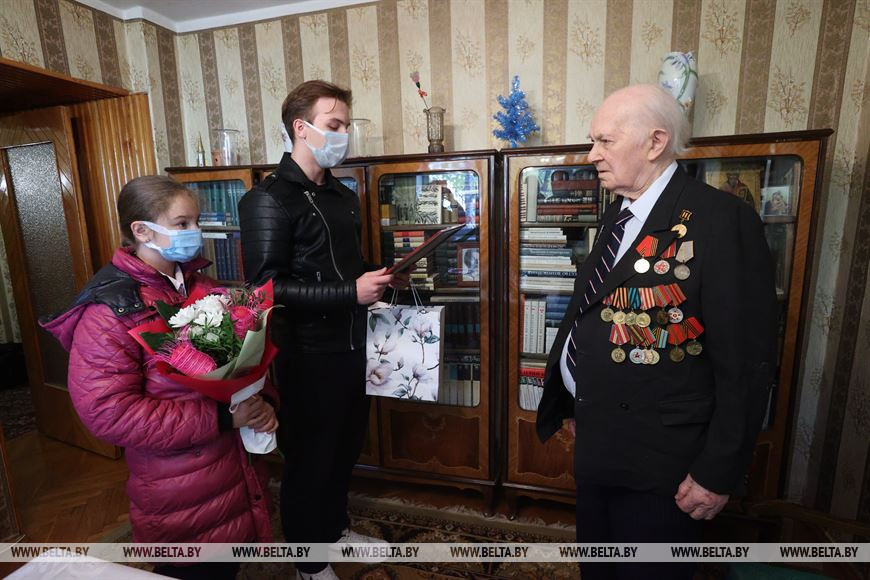 Ученики минской школы №122 поздравляют ветерана Ученики минской школы №122 поздравляют ветерана