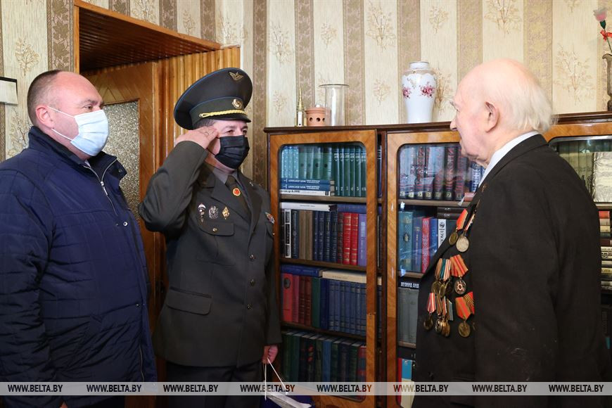 Сергей Хильман и Дмитрий Пташник поздравляют ветерана Сергей Хильман и Дмитрий Пташник поздравляют ветерана