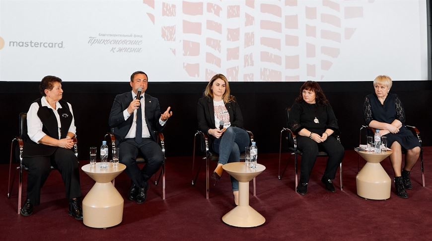 Слева направо: научный сотрудник ГУ "Республиканский научно-практический центр детской онкологии, гематологии и иммунологии" Ольга Алейникова, директор компании Mastercard в Беларуси Вадим Головчиц, операционный директор дивизиона розничного бизнеса ОАО "Белагропромбанк" Анна Свистунова, учредитель благотворительного фонда "Прикосновение к жизни" Лариса Ивашкевич, исполнительный директор фонда "Прикосновение к жизни" Елена Мединская Слева направо: научный сотрудник ГУ "Республиканский научно-практический центр детской онкологии, гематологии и иммунологии" Ольга Алейникова, директор компании Mastercard в Беларуси Вадим Головчиц, операционный директор дивизиона розничного бизнеса ОАО "Белагропромбанк" Анна Свистунова, учредитель благотворительного фонда "Прикосновение к жизни" Лариса Ивашкевич, исполнительный директор фонда "Прикосновение к жизни" Елена Мединская