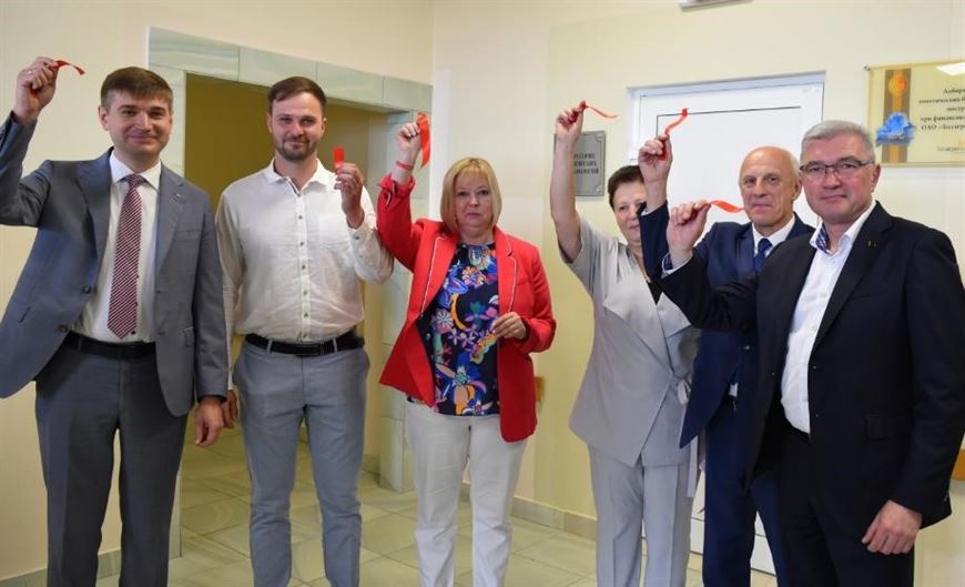 Министр здравоохранения Республики Беларусь Валерий Малашко (первый справа), первый заместитель Председателя Правления ОАО "Белагропромбанк" Павел Василевский (первый слева), руководство и сотрудники РНПЦ детской онкологии, гематологии и иммунологии, представители строительной компании на открытии лаборатории, 1 июня 2019 года Министр здравоохранения Республики Беларусь Валерий Малашко (первый справа), первый заместитель Председателя Правления ОАО "Белагропромбанк" Павел Василевский (первый слева), руководство и сотрудники РНПЦ детской онкологии, гематологии и иммунологии, представители строительной компании на открытии лаборатории, 1 июня 2019 года