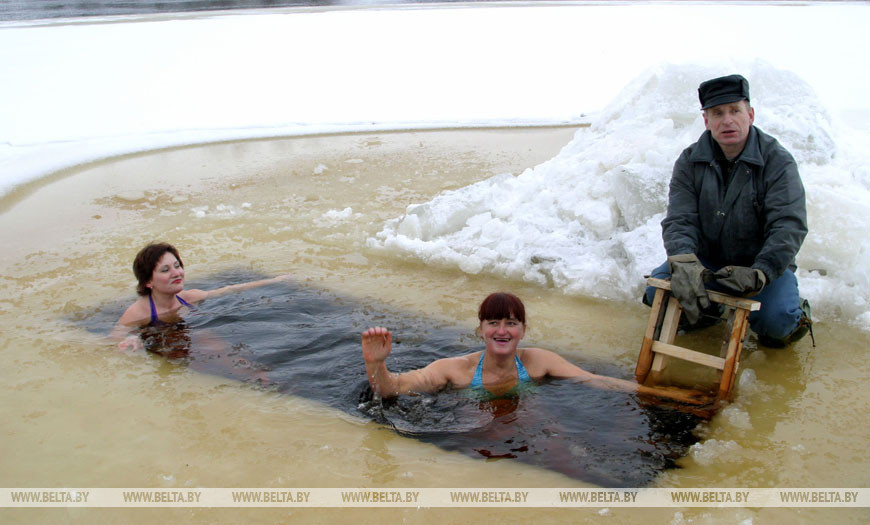Купание витебских моржей в проруби реки Западная Двина, 2004 год