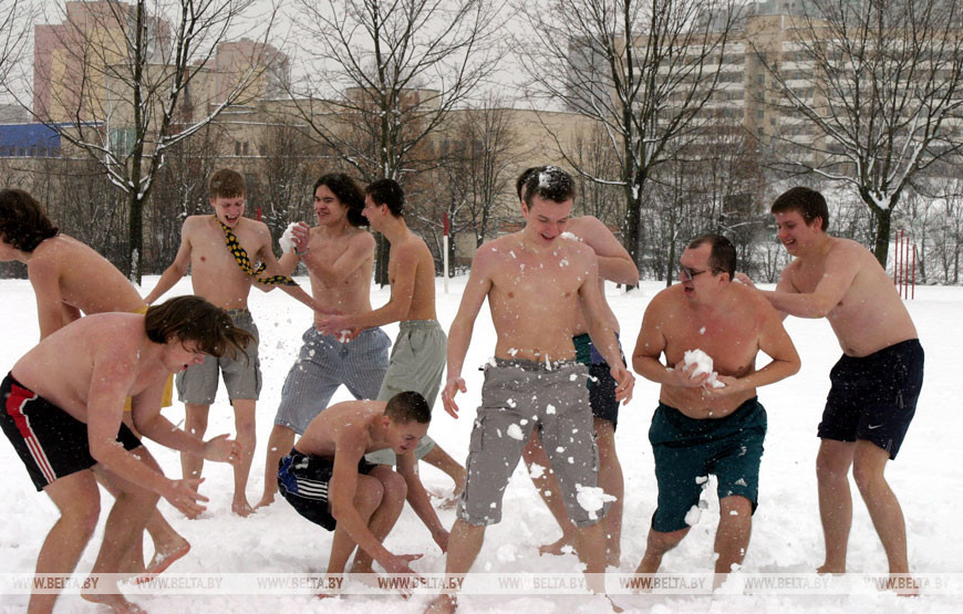 Столичные лицеисты и их учитель закаляются, обтираясь снегом, 2004 год