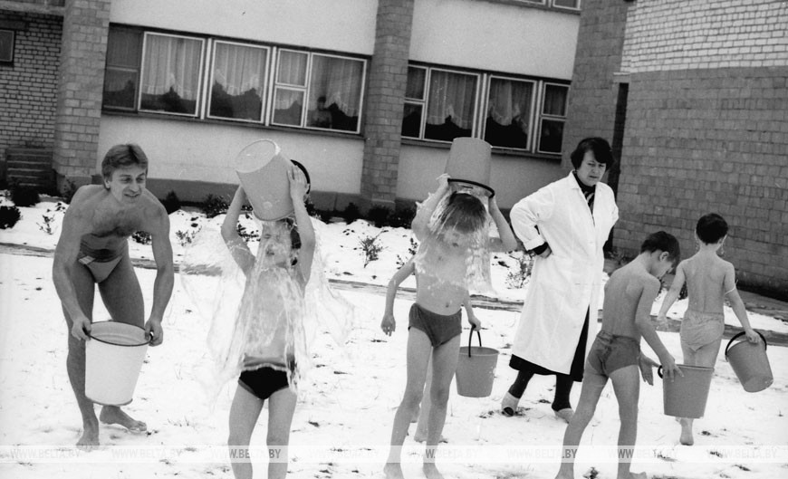 Брестский детский сад № 78. Дети закаливаются по оздоровительной системе П. Иванова "Детка", 1993 год