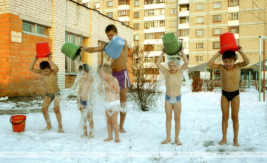 Инструктор физкультуры Владимир Мартынюк с детьми. Брестский детский сад, 2002 год