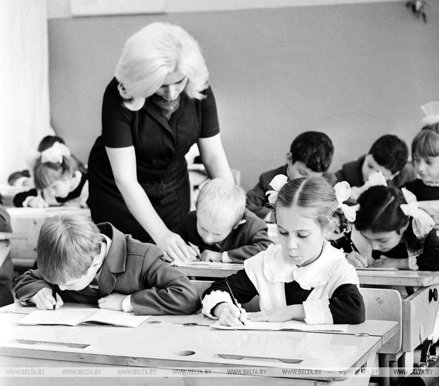 44-ая школа им.Я.Коласа. Педагог-воспитатель Л.М.Рухлевич помогает ученикам 1 "А" класса подготовиться к урокам, 1972 год 44-ая школа им.Я.Коласа. Педагог-воспитатель Л.М.Рухлевич помогает ученикам 1 "А" класса подготовиться к урокам, 1972 год