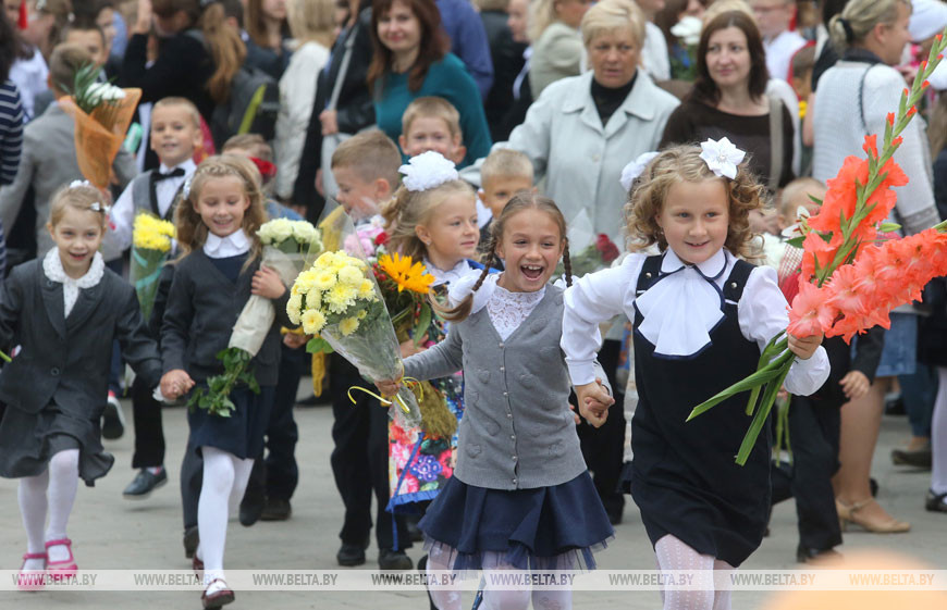 На линейке в средней школе №1 Фаниполя, 2016 год На линейке в средней школе №1 Фаниполя, 2016 год