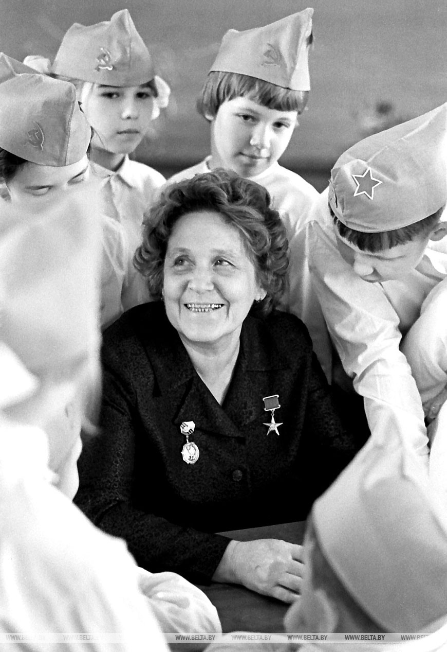 СШ №27 г.Могилева. Казей Ариадна Ивановна - учительница средней школы среди учеников СШ №27, 1973 год СШ №27 г.Могилева. Казей Ариадна Ивановна - учительница средней школы среди учеников СШ №27, 1973 год