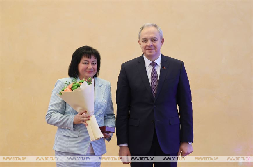 Игорь Сергеенко вручил медаль "За трудовые заслуги" председателю Гомельской областной организации Белорусского общества Красного Креста Алле Смоляк Игорь Сергеенко вручил медаль "За трудовые заслуги" председателю Гомельской областной организации Белорусского общества Красного Креста Алле Смоляк