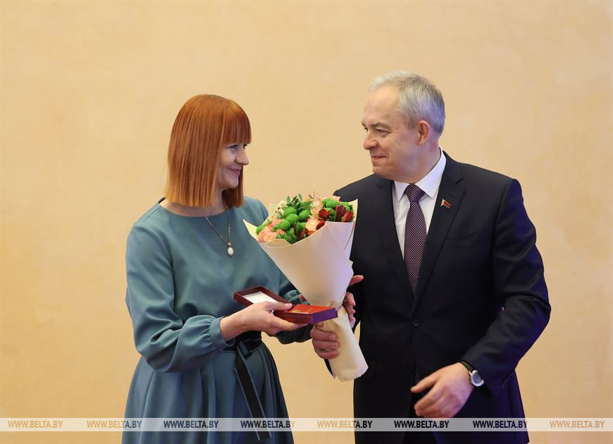 Игорь Сергеенко вручает медаль "За трудовые заслуги" заместителю директора ООО "Аквапак Индастриал" (Слоним) Оксану Вишневскую Игорь Сергеенко вручает медаль "За трудовые заслуги" заместителю директора ООО "Аквапак Индастриал" (Слоним) Оксану Вишневскую