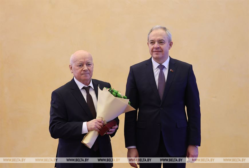 Игорь Сергеенко вручает медаль "За трудовые заслуги" главному врачу Гомельской городской больницы скорой медицинской помощи Николаю Кишко Игорь Сергеенко вручает медаль "За трудовые заслуги" главному врачу Гомельской городской больницы скорой медицинской помощи Николаю Кишко