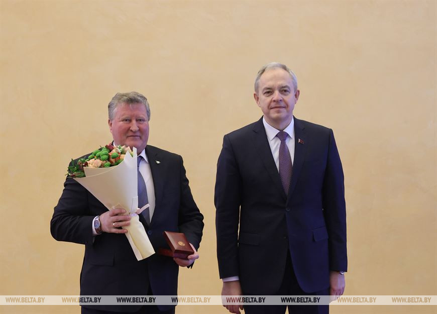 Игорь Сергеенко вручил медаль "За трудовые заслуги" председателю Миорской районной организации Белорусского союза ветеранов войны в Афганистане Вячеславу Стоме Игорь Сергеенко вручил медаль "За трудовые заслуги" председателю Миорской районной организации Белорусского союза ветеранов войны в Афганистане Вячеславу Стоме