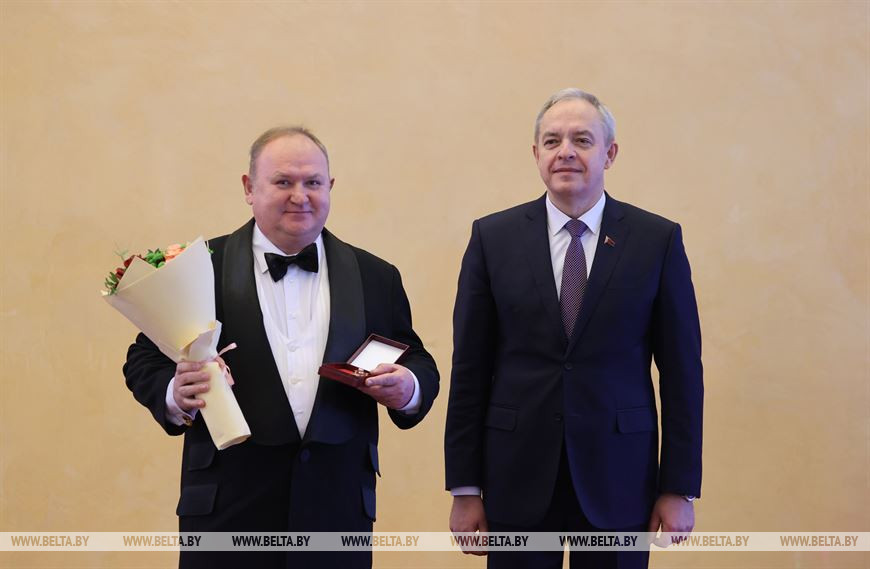 Игорь Сергеенко вручил медаль Франциска Скорины артисту Национального академического драматического театра им. Я.Коласа Юрию Цвирко Игорь Сергеенко вручил медаль Франциска Скорины артисту Национального академического драматического театра им. Я.Коласа Юрию Цвирко