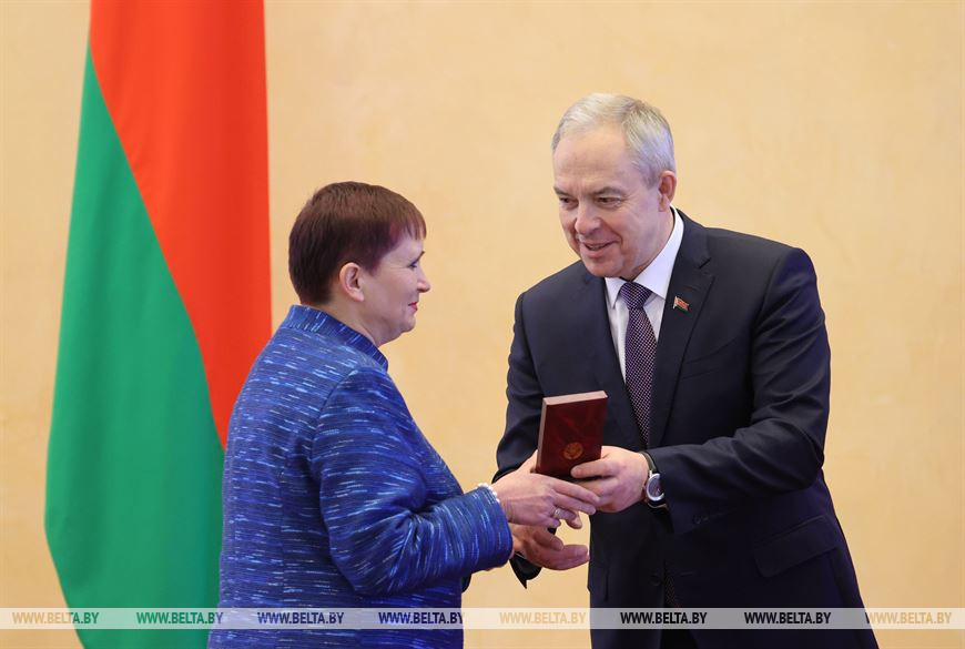 Игорь Сергеенко вручает медаль "За трудовые заслуги" заместителю председателя комитета по сельскому хозяйству Гродненского облисполкома Люции Адасько Игорь Сергеенко вручает медаль "За трудовые заслуги" заместителю председателя комитета по сельскому хозяйству Гродненского облисполкома Люции Адасько