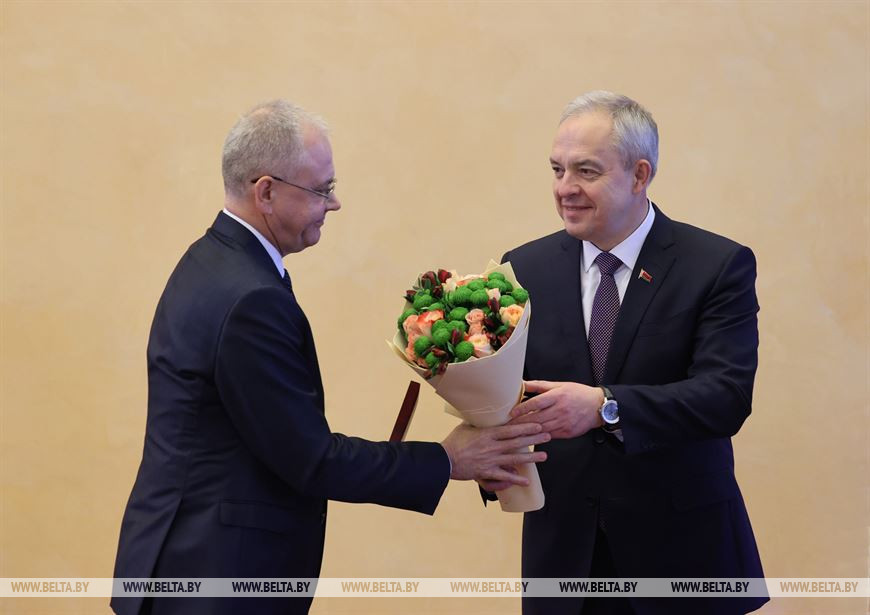 Игорь Сергеенко вручает медаль "За трудовые заслуги" врачу-акушеру-гинекологу, заведующему отделением Городской клинической больницы №4 Гродно Андрею Костяхину Игорь Сергеенко вручает медаль "За трудовые заслуги" врачу-акушеру-гинекологу, заведующему отделением Городской клинической больницы №4 Гродно Андрею Костяхину