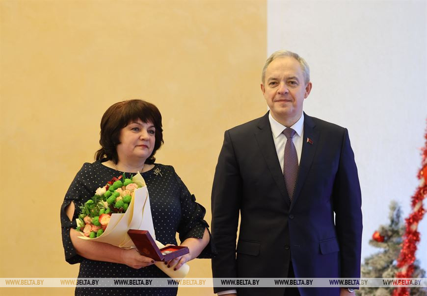 Игорь Сергеенко вручил медаль "За трудовые заслуги" главному врачу Витебского областного эндокринологического диспансера Людмиле Педчане Игорь Сергеенко вручил медаль "За трудовые заслуги" главному врачу Витебского областного эндокринологического диспансера Людмиле Педчане