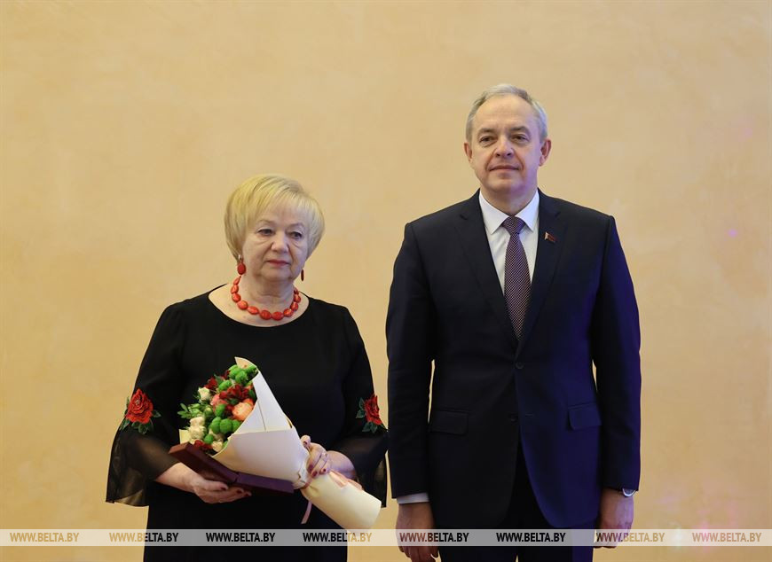 Игорь Сергеенко вручил медаль "За трудовые заслуги" заместителю главного врача по медицинской части Барановичской центральной поликлиники Нине Рыбалко Игорь Сергеенко вручил медаль "За трудовые заслуги" заместителю главного врача по медицинской части Барановичской центральной поликлиники Нине Рыбалко