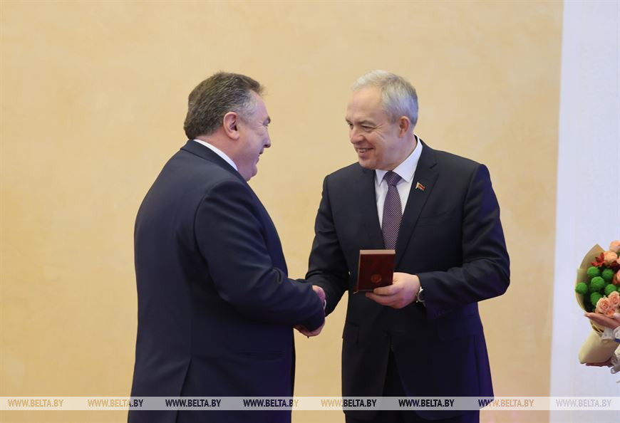 Игорь Сергеенко вручает медаль "За трудовые заслуги" генеральному директору "Белорусских обоев" Александру Коляде Игорь Сергеенко вручает медаль "За трудовые заслуги" генеральному директору "Белорусских обоев" Александру Коляде