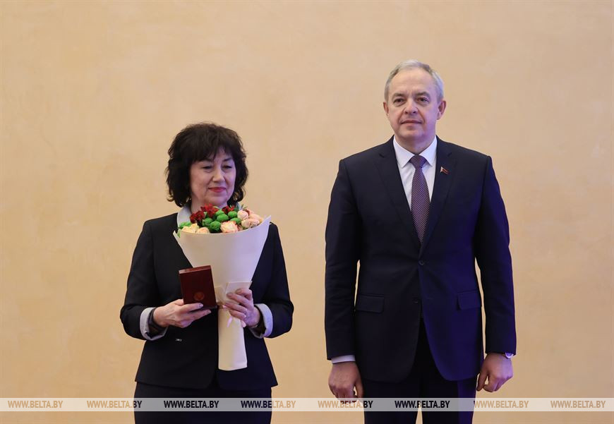 Игорь Сергеенко вручил медаль Франциска Скорины заместителю главного редактора газеты "Гомельская праўда" Нине Злыденко Игорь Сергеенко вручил медаль Франциска Скорины заместителю главного редактора газеты "Гомельская праўда" Нине Злыденко