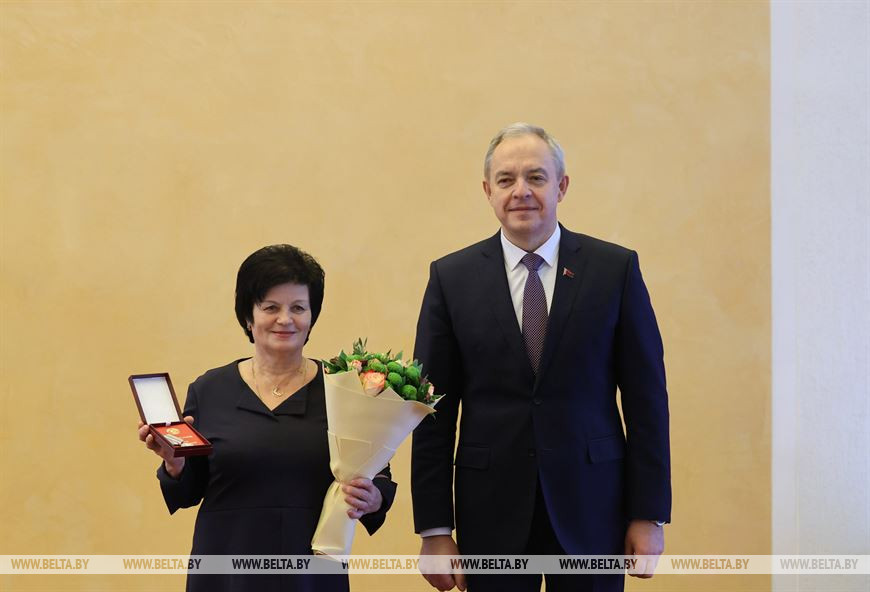 Игорь Сергеенко вручил медаль "За трудовые заслуги" главному специалисту комитета экономики Мингорисполкома Тамаре Пашкун Игорь Сергеенко вручил медаль "За трудовые заслуги" главному специалисту комитета экономики Мингорисполкома Тамаре Пашкун