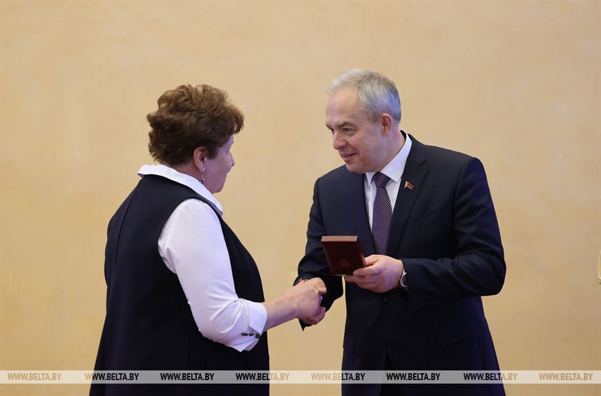 Игорь Сергеенко вручает медаль "За трудовые заслуги" главному врачу Могилевского дома ребенка для детей с нарушениями центральной нервной системы и психики Наталье Александрович Игорь Сергеенко вручает медаль "За трудовые заслуги" главному врачу Могилевского дома ребенка для детей с нарушениями центральной нервной системы и психики Наталье Александрович