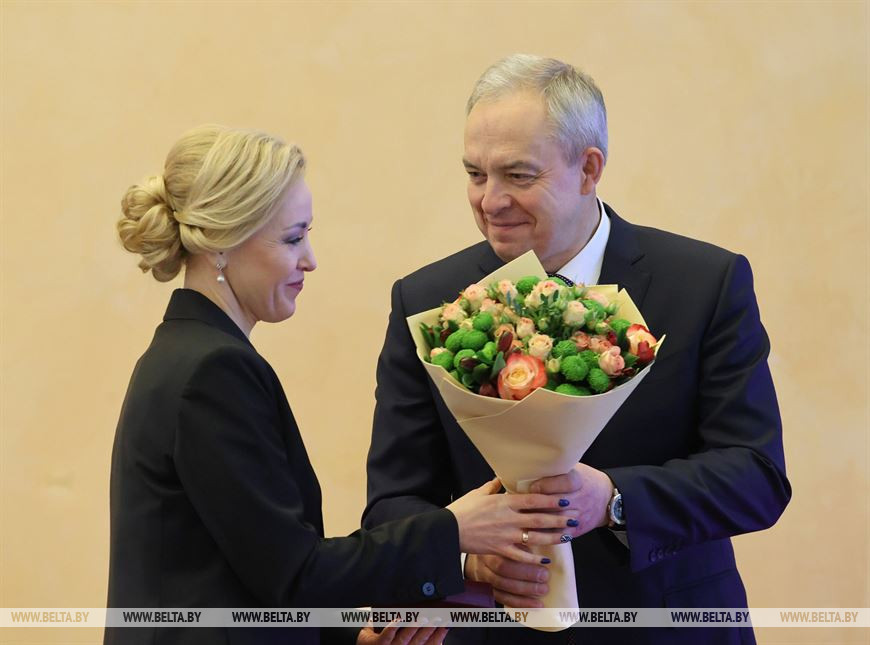 Игорь Сергеенко вручает медаль "За трудовые заслуги" генеральному директору ООО "Магия света" Людмиле Таниной Игорь Сергеенко вручает медаль "За трудовые заслуги" генеральному директору ООО "Магия света" Людмиле Таниной